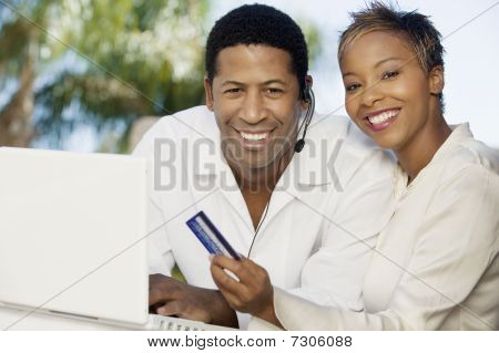 Coppia sul patio fare ritratto acquisto carta di credito online