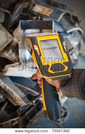 handheld XRF analyzer spectrometer for scrap metal in action