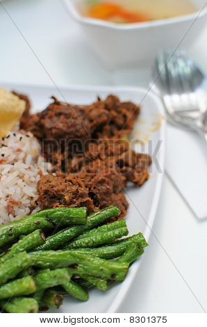 Malajski-suchy kurczak Curry