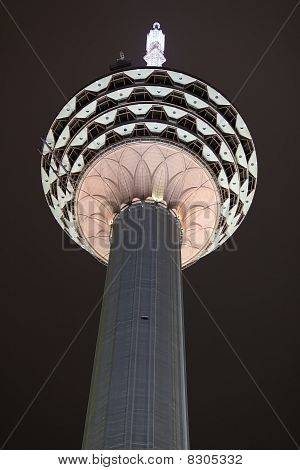 Wieży Menara oświetlony
