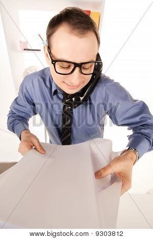 Sjovt billede af forretningsmand i Office