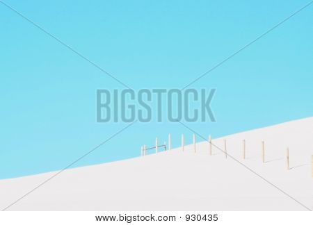 Schnee und ein blauer Himmel