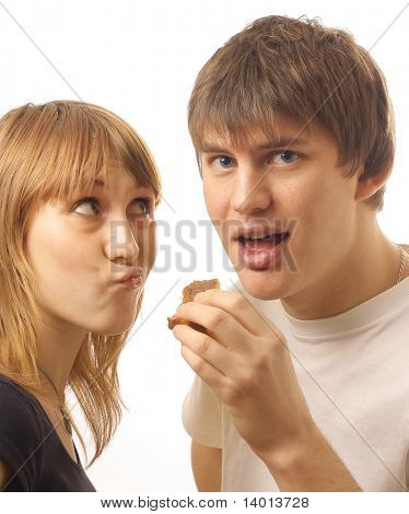 Hombre ávido con comida y mujer enojada