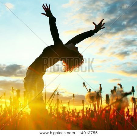 Vrouw in zonsondergang licht