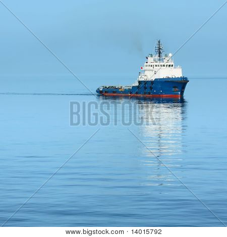 Samotné lodi v modrém moři