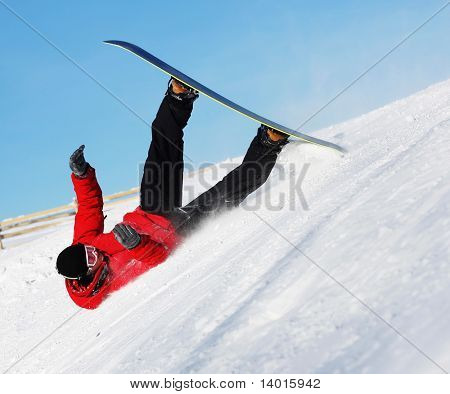 Snowboardowe sportowców w spadku przez błękitne niebo