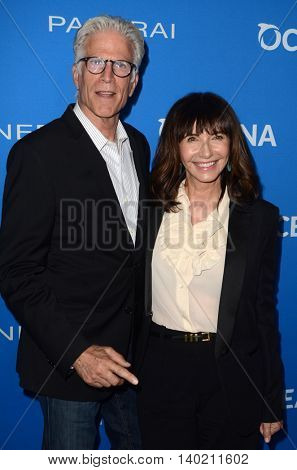 LOS ANGELES - JUL 19:  Ted Danson, Mary Steenburgen at the Oceana Presents Sting Under The Stars at the Private Home on July 19, 2016 in Los Angeles, CA