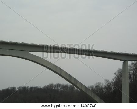 Brug groter dan bomen