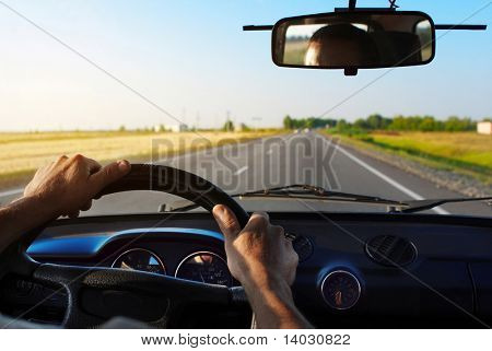 Mani di piloti su un volante di una vettura
