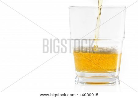 Nalil pivo do skla
