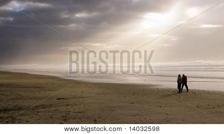 ฉากบรรยากาศ ด้วยประสิทธิภาพอาทิตย์รังสี beaming ผ่านเมฆ & แสดงคู่เดิน