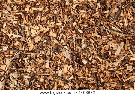 Copeaux de bois dans un jardin, bouchent de fond.