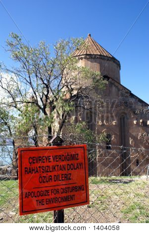 Segno rosso nei pressi della Chiesa