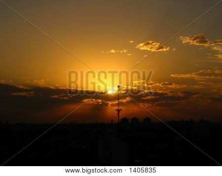 Puesta de sol detrás de la gran antena 