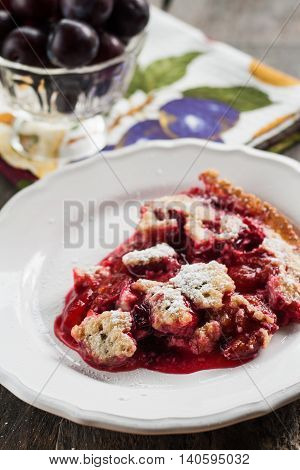 Serve on a plate plum a Clafoutis