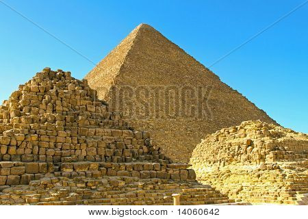 Hrobky a pyramida
