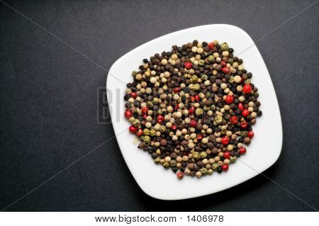 Punainen, vihreä, valkoinen pippuri, paprika ja Schinus lautasen