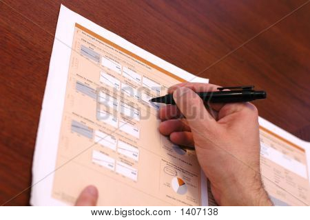 Uomo d'affari sono la scrittura di Report finanziari 2