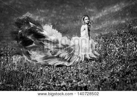 Beautifyl lady with her dreaming look in the field