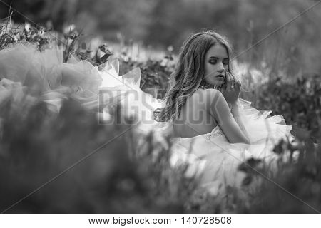 Beautifyl lady with her dreaming look in the field