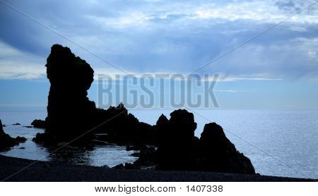 Dritvik 비치에 silhouetted 바위