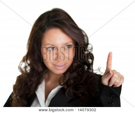 Mujer de negocios tocando la pantalla con el dedo