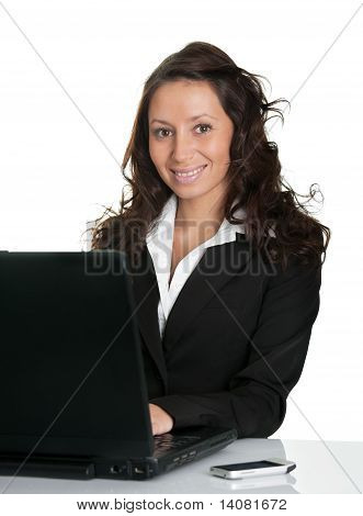 Hermosa empresaria trabajando en portátil