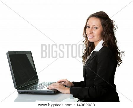 Hermosa empresaria trabajando en portátil