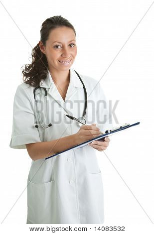 Mujer alegre médico llenando de prescripción