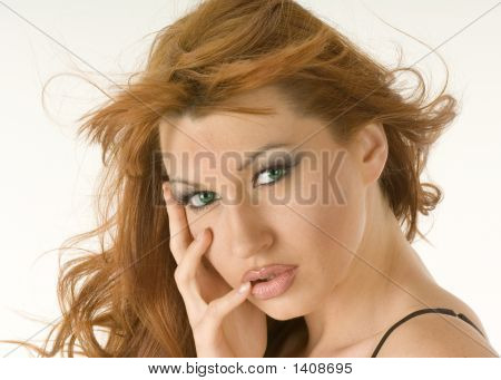 Ritratto di bella donna dai capelli rossi 1