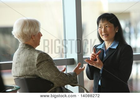 Два деловых женщин говорить