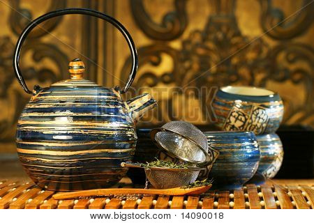 Blaue orientalische Teekanne mit Tassen bereit für beruhigenden Tee