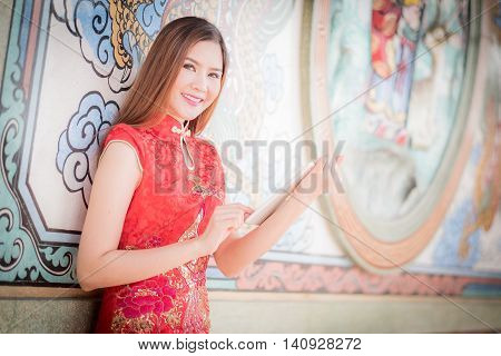 The Asian Chinese Woman In Traditional Chinese And Hold Tablel Computer