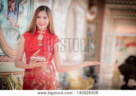 The Asian Chinese Woman In Traditional Chinese And Hold Tablel Computer