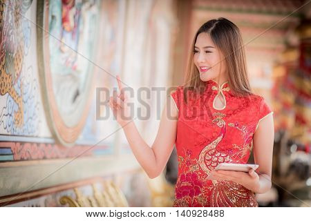 The Asian Chinese Woman In Traditional Chinese And Hold Tablel Computer