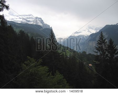 Vista da WEG sobre a gama de Jungfrau, Suíça