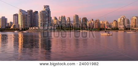 Skyline de Vancouver Colombie-Britannique le long du ruisseau False au crépuscule