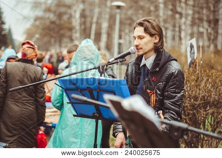 Russia, Siberia, Novokuznetsk - May 9, 2017: Musicians Sing Songs On The Street On Victory Day