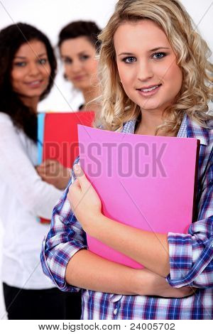 若い女性は彼女の友人と学校で