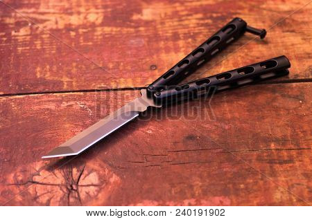 Butterfly Knife. Knife Balisong.