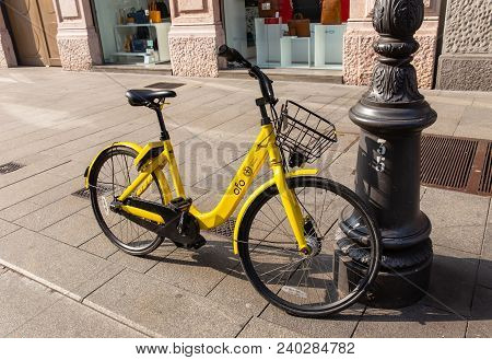 Milan, Italy - April 07, 2018: Yellow Ofo Bike Sharing Milan, A Bike On The Street Near The Lamppost