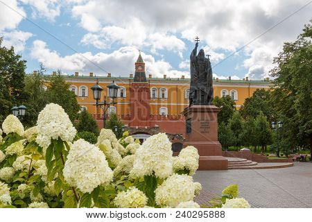 Moscow, Russia, August 24, 2017: White Flowers Growing In The Alexander Garden And Monument To Patri