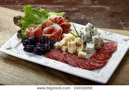 Салат с сыром, оливки, салями и пармской ветчиной