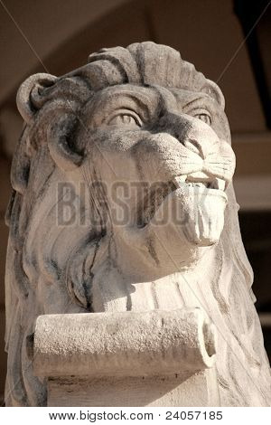 Escultura del León - símbolo tradicional de Lviv
