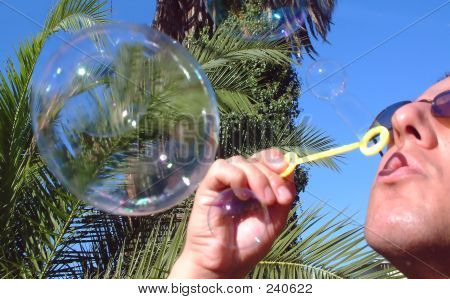 Jeune homme souffle bulles