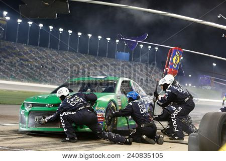 May 12, 2018 - Kansas City, Kansas, USA: Kyle Larson (42) makes a pit stop for the KC Masterpiece 400 at Kansas Speedway.