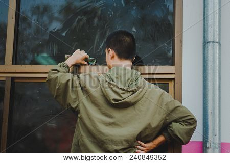 Students Are Helping To Wipe The Glass.