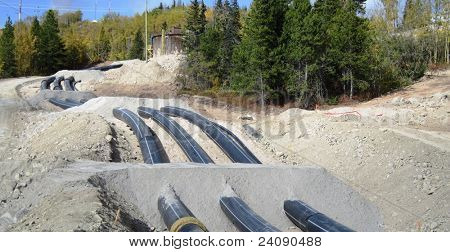 Industrielle HDPE rør lagt på jorden