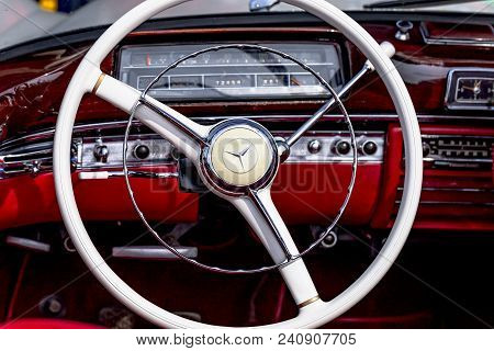 Wiesbaden, Hessen/germany - 05 12 2018: Hmsc Oldtimer Rallye Wiesbaden - Mercedes-benz 220 S Convert