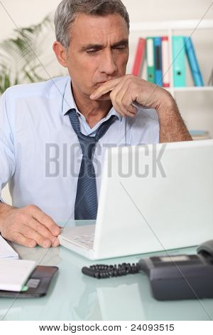 Homem ranzinza lendo um e-mail